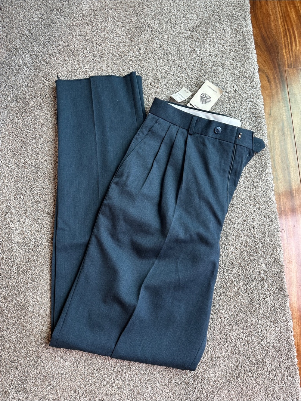 Men's Pleated 100% Wool Dress Pants in Dark Navy - Smart Tailored Fit
